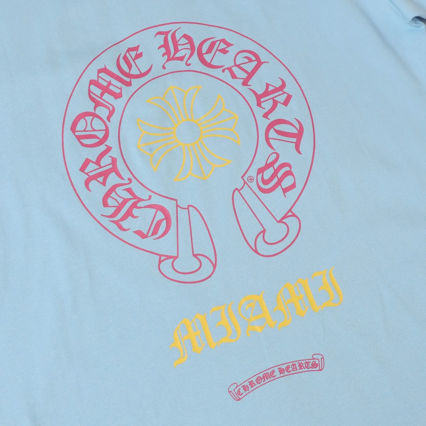 🅿️170 CHROME HEARTS/Chrome Heart CH pink Sanskrit scroll printed short-sleeved T-shirt The fabric is made of 280g heavy combed cotton, customized with 32 count 1*1 threads. The ready-made garments are washed twice. The fabric is comfortable and skin-friendly without any strange feeling. It is custom-dyed fabric with high textile density and good drape. It is not easy to deform. The thick texture and compact spinning process will not affect the breathability of the fabric. The saturation of the color is very high. Imported digital direct-injection printing technology. A versatile and good-looking short sleeve. The loose fit covers the flesh and looks slim. Size: XS-L